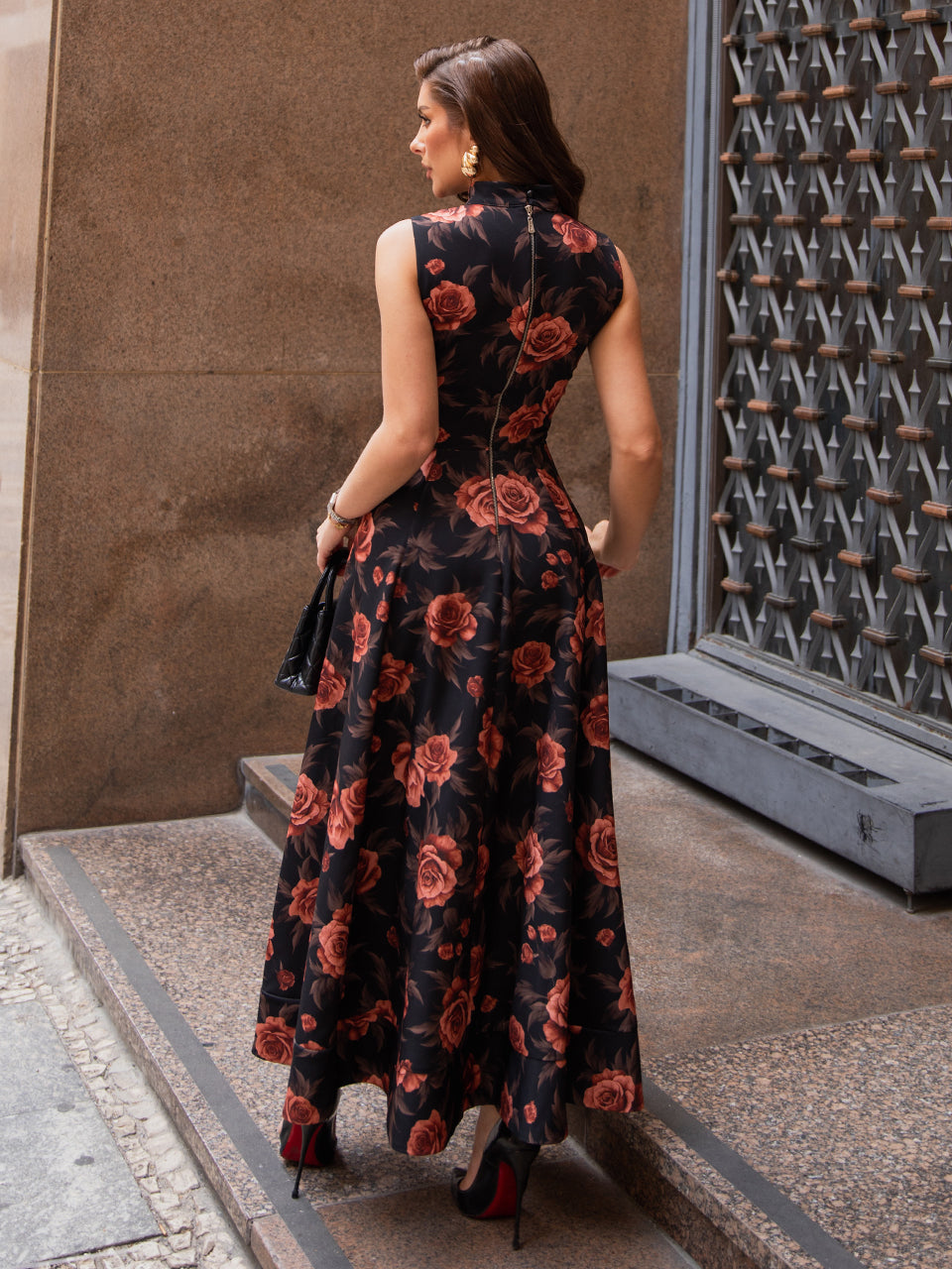 Vestido Midi Floral com Fundo Preto Astrid