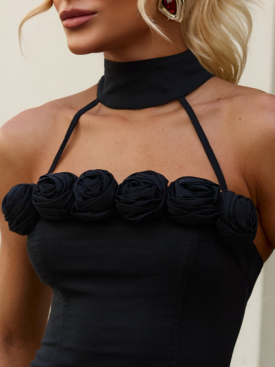 Vestido Curto Preto Rosette Neck