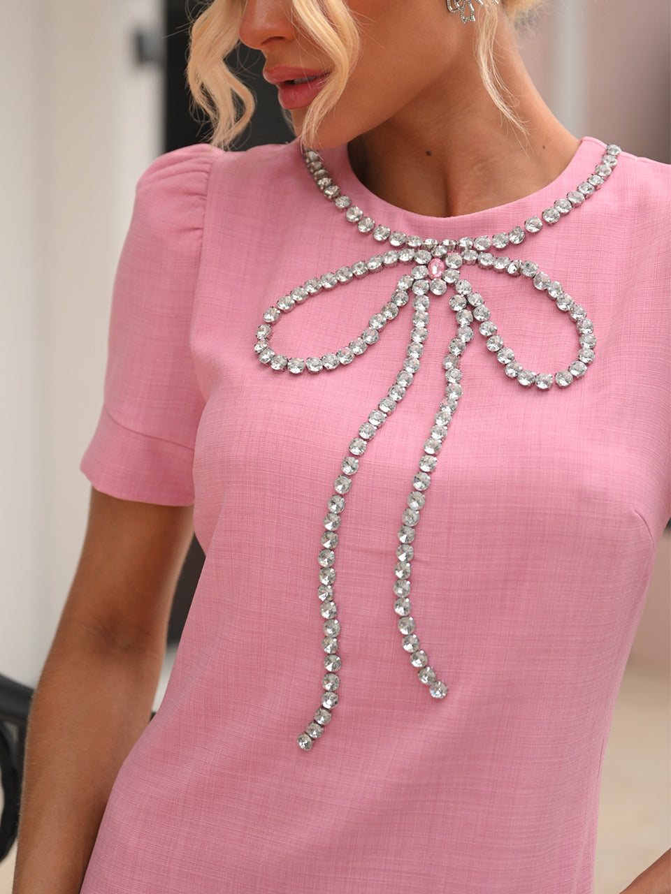 Vestido Curto Charm Pink Crepe com Laço de Cristais Aplicados