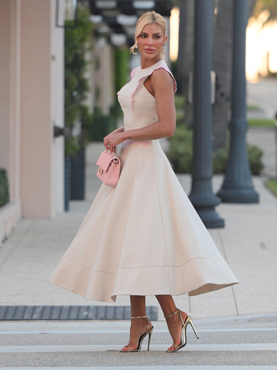 Vestido Midi Amore Crepe Bege com Bordado Rosa e Recortes nas Cavas
