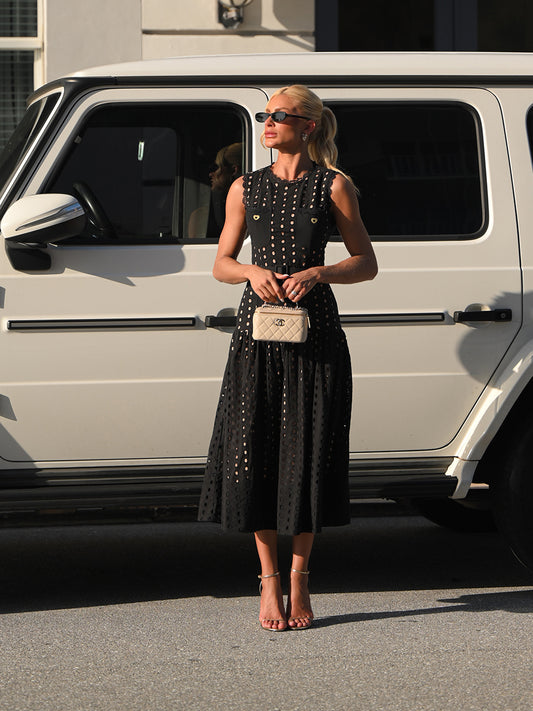 Vestido Midi Black Eyelet Renda Bordada com Cintura Marcada e Bolsos Frontais