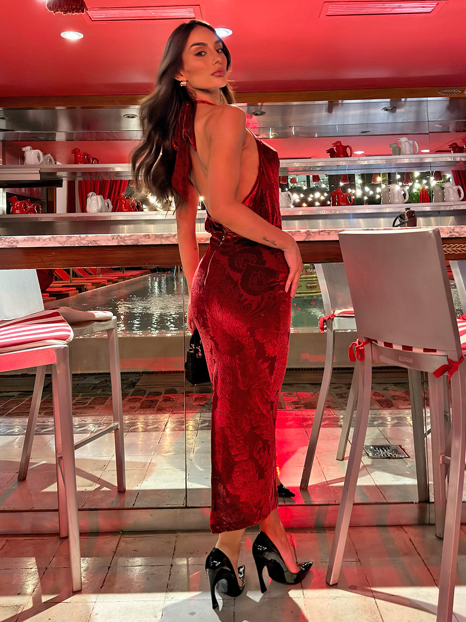 Vestido Midi Vermelho Aveludado Gola Degagê Desire