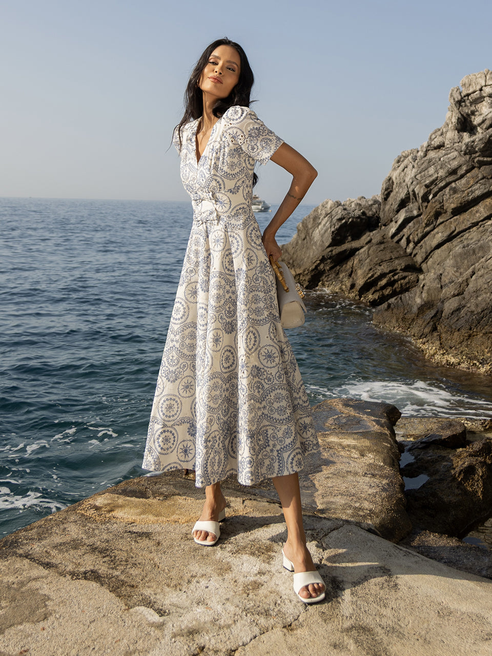 Vestido midi de Laise estampada con mangas abullonadas y escote en V de Maiolica di Capri