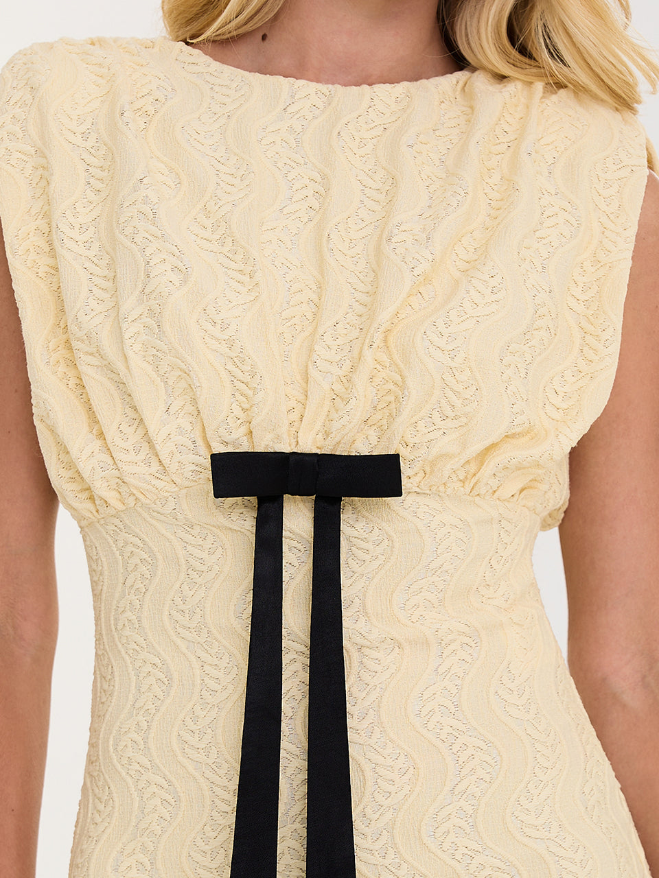 Vestido Dress Code Midi Justo em Malha Texturizada Amarelo Manteiga | Limonada Pink