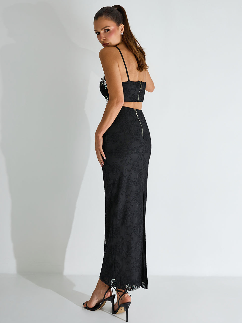 Vestido Magnetic Midi Justo em Tule Bordado Preto com Pedrarias | Limonada Pink