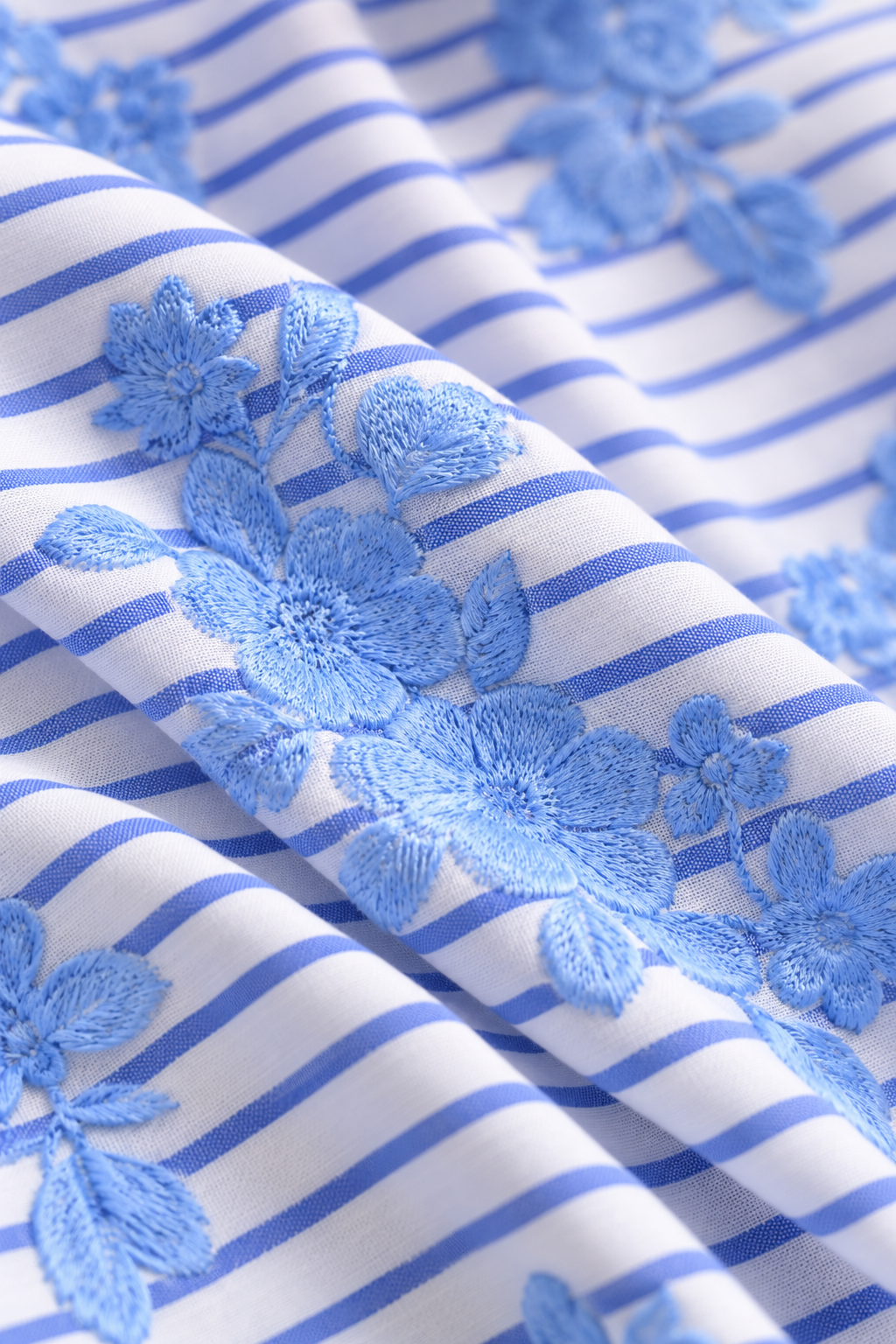 Vestido Secret de Jardin Midi de Cambraia Listrado Azul e Off White | Limonada Pink