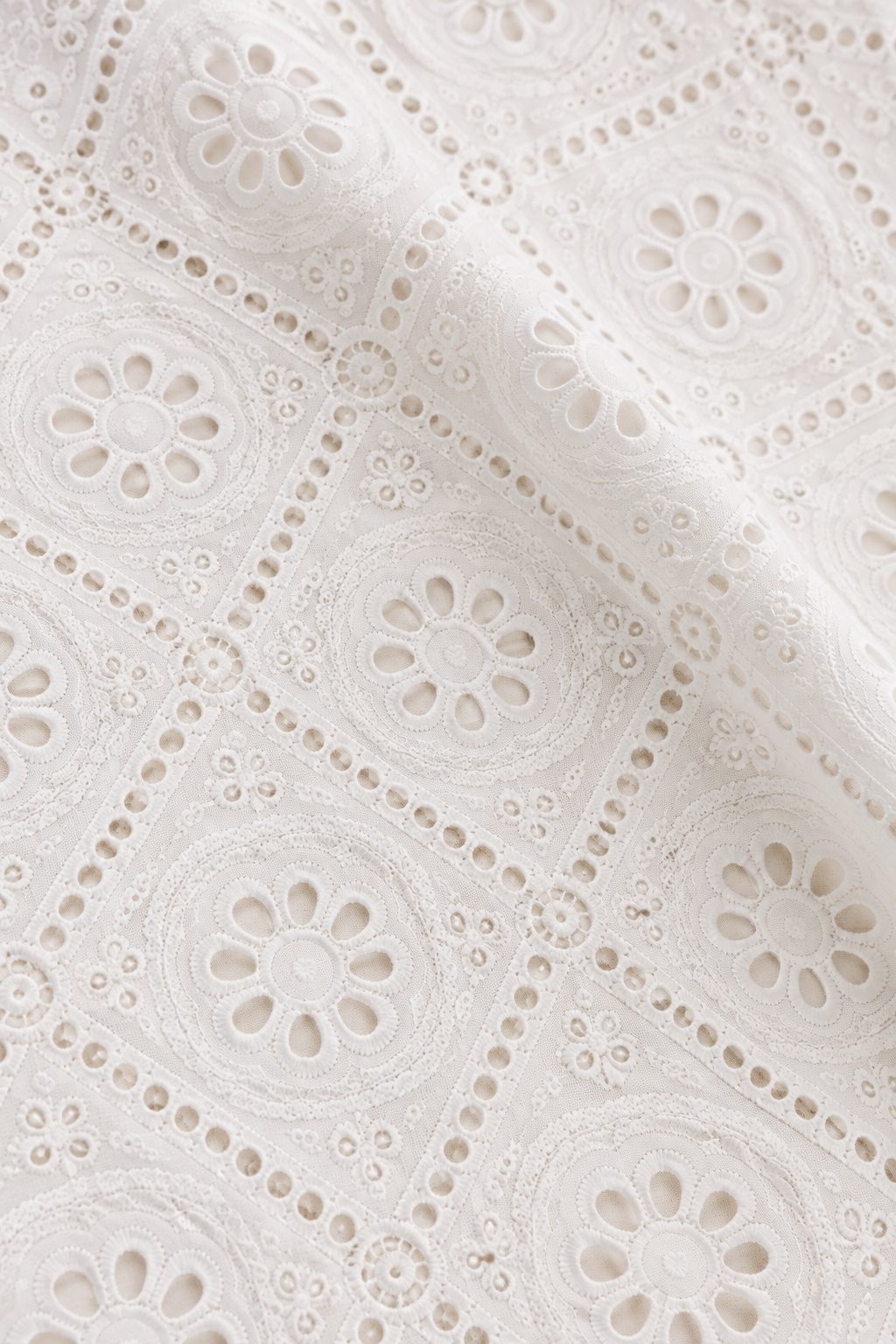 Vestido Porcelain Heart Midi em Laise Off-White com Babados | Limonada Pink