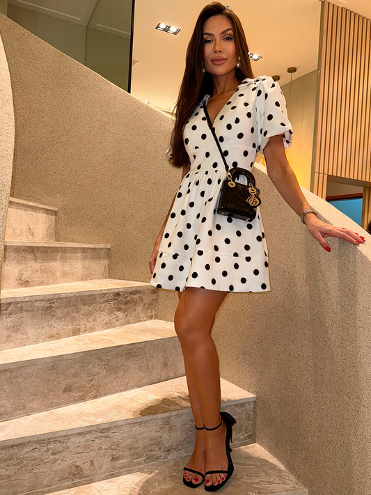 Vestido Curto Off-White com Poás Pretos em Crepe Dolce Poá